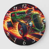 Frisierte Auto, das bei Sonnenuntergang durch Flam Große Wanduhr (Vorderseite)