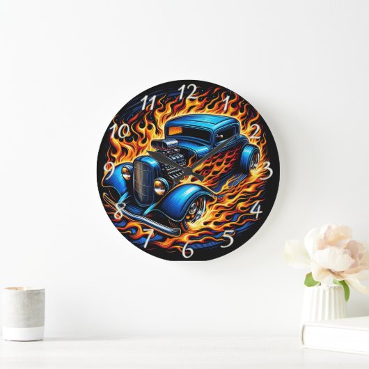 Frisierte Auto, das nachts durch feurige Gassen st Große Wanduhr (Zuhause)