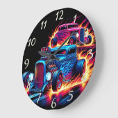 Frisierte Autos, die in der Abenddämmerung durch d Große Wanduhr (Winkel)