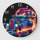 Frisierte Autos, die in der Abenddämmerung durch d Große Wanduhr (Vorderseite)