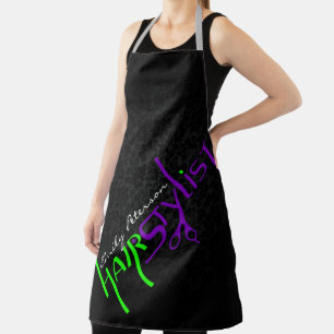 Frisör mit kühnen schwarzen, grünen und violetten  schürze