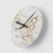 Frisur-Stylist-Goldmarmorschere Personalisiert Runde Wanduhr (Winkel)