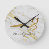 Frisur-Stylist-Goldmarmorschere Personalisiert Runde Wanduhr (Vorderseite)