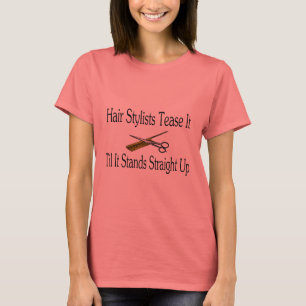 Frisur-Stylist-Tease, bis es gerade hoch steht T-Shirt