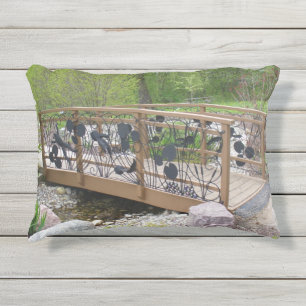 Frog Bridge at Gardens Outdoor Accent 12x16 Pillow Kissen Für Draußen