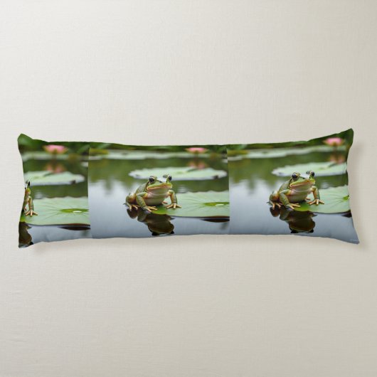 Frog on Lily Pad Serene Pond Body Pillow Design Seitenschläferkissen (Rückseite)