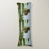 Frog on Lily Pad Serene Pond Body Pillow Design Seitenschläferkissen (Vorderseite Vertikal)