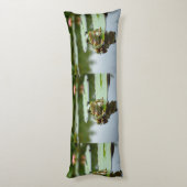 Frog on Lily Pad Serene Pond Body Pillow Design Seitenschläferkissen (Rückseite (Vertikal))