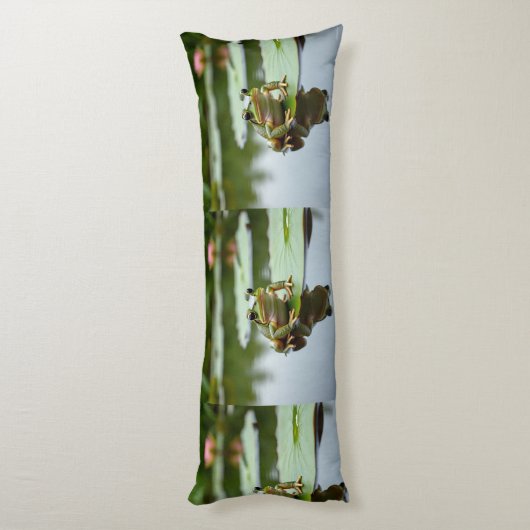 Frog on Lily Pad Serene Pond Body Pillow Design Seitenschläferkissen (Rückseite (Vertikal))