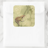 Frog und Dragonfly auf Water Lilies Quadratischer Aufkleber (Tasche)