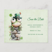 Frog with Green Hat and Shamrock Cute Ankündigungspostkarte (Vorderseite)