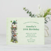 Frog with Green Hat and Shamrock Cute Birthday Einladung (Stehend Vorderseite)