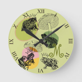 Frogcore und Mushrooms Lover Ästhetische Monogramm Runde Wanduhr