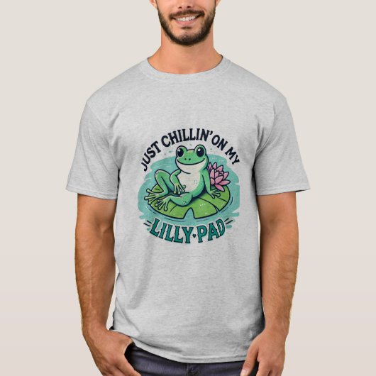 Frogy Vibes: Chill Frog on Lily Pad Design T-Shirt (Vorderseite)