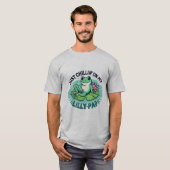 Frogy Vibes: Chill Frog on Lily Pad Design T-Shirt (Vorne ganz)