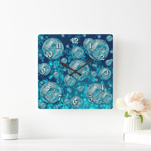 Frohe blaue Schneeflocken Quadratische Wanduhr (Zuhause)