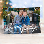 Frohe Festtage Elegantes Calligraphy Script-Foto Feiertagskarte<br><div class="desc">Die gefaltete Fotokarte bietet ein elegantes,  weißes Kalligraphieüberlagerungs-Skript mit individuellem Text,  das mit Ihrem Namen,  dem Jahr und einem beliebten Landschaftsstil-Foto personalisiert werden kann. Die KartenInnenseite enthält zusätzlichen Text,  der mit einer benutzerdefinierten Nachricht personalisiert werden kann. Foto Credit: Sunbeam Fotografy www.facebook.com/SunbeamPhotography</div>