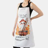 Frohe Feuerwehrfrau bei hellen Flammen Schürze (InSitu)