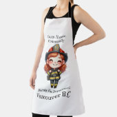 Frohe Feuerwehrfrau in hellen Geräten Schürze (InSitu)