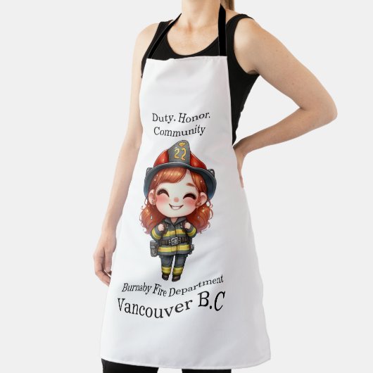 Frohe Feuerwehrfrau in hellen Geräten Schürze (InSitu)