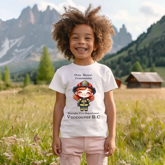 Frohe Feuerwehrfrau in hellen Geräten T-Shirt