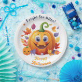 Frohe Halloween Jack-O-Lantern auf Pile von Blätte Pappteller (Party)