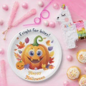 Frohe Halloween Jack-O-Lantern auf Pile von Blätte Pappteller (Party)