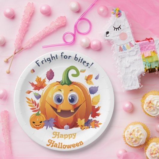 Frohe Halloween Jack-O-Lantern auf Pile von Blätte Pappteller (Party)