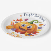Frohe Halloween Jack-O-Lantern auf Pile von Blätte Pappteller (Schrägansicht)