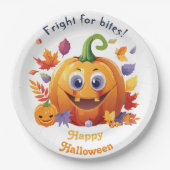 Frohe Halloween Jack-O-Lantern auf Pile von Blätte Pappteller (Vorderseite)