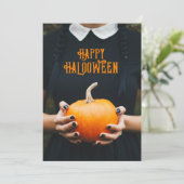 Frohe Halloween Kürbismädchen schwarzes Kleid Feiertagskarte (Stehend Vorderseite)