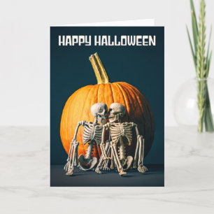 Frohe Halloween Romantische zwei Skelette küssen s Feiertagskarte
