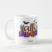 Frohe Halloween Typografie mit Orange/Fledermäuse- Kaffeetasse (Links)