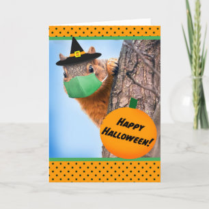 Frohe Halloweenquirrel in Coronavirus Gesichtsmask Feiertagskarte