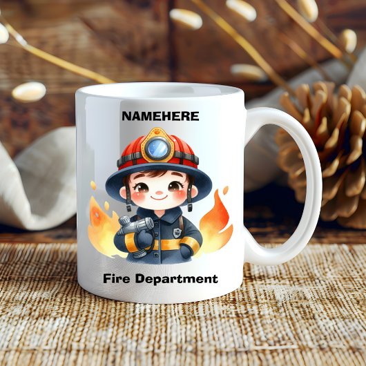 Frohe junge Feuerwehrfrau bereit zu kämpfen Kaffeetasse