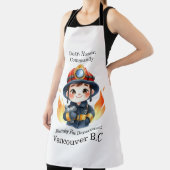 Frohe junge Feuerwehrfrau bereit zu kämpfen Schürze (InSitu)