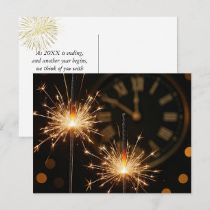 Frohe Neujahrsfunken auf einer Mitternachtsuhr Postkarte