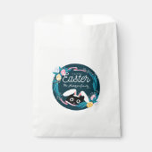 Frohe Osterfeige, Schwarze Katze mit sonnigen Ohre Geschenktütchen (Vorderseite)