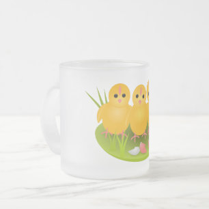 Frohe Ostern gelbe Küken auf grünem Gras Mattglastasse