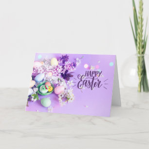 Frohe Ostern Süße Blume und Eier auf Lila Karte