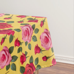 Frohe rosa und rote Rosen auf einem sonnigen Gelb Tischdecke