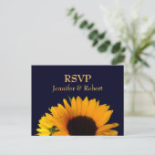 Frohe Sonnenblumen Navy Blue Wedding RSVP Einladungspostkarte (Stehend Vorderseite)
