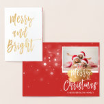 Frohe und helle Gold Foil Weihnachtskarte Folienkarte<br><div class="desc">Merry and Bright Gold Foil Hand Lettered Script Snowy Foto Card. Foto und Text dieser Weihnachtskarte können mit Ihrem Foto und Namen aktualisiert und angepasst werden. Diese Karte zeigt Ihren Namen auf der Innenseite der Gold Foil Weihnachtskarte an.</div>