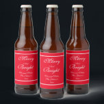 Frohe und helle Skripte rustikale Red Christmas Bierflaschenetikett<br><div class="desc">Frohe und helle Script rustikal Red Christmas Bierflasche Label. Klicken Sie auf diese Vorlage personalisieren, um sie mit dem Namen und dem Jahr schnell und einfach anzupassen. Merry and Bright Script Rustic Red Christmas Beer Bottle Label, ist Teil der Merry and Bright Red Christmas Collection in diesem Geschäft, das eine...</div>