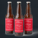 Frohe und helle Skripte rustikale Red Christmas Bierflaschenetikett<br><div class="desc">Frohe und helle Script rustikal Red Christmas Bierflasche Label. Klicken Sie auf diese Vorlage personalisieren, um sie mit dem Namen und dem Jahr schnell und einfach anzupassen. Merry and Bright Script Rustic Red Christmas Beer Bottle Label, ist Teil der Merry and Bright Red Christmas Collection in diesem Geschäft, das eine...</div>