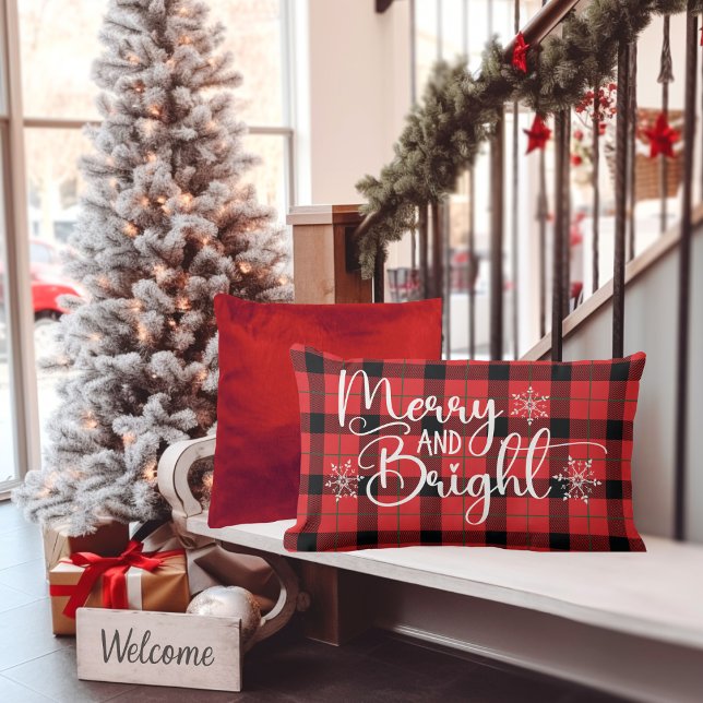 Frohe und helle Weihnachten Kariert mit Schneefloc Lendenkissen (Merry and Bright Christmas Red and Black Tartan Plaid Lumbar Pillow with Snowflake Accents)