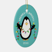 Frohe und helle Weihnachten Pinguin Fun Blue Oval Keramik Ornament (Rechts)