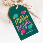 Frohe und helle Weihnachtsbeleuchtung Urlaub Geschenkanhänger<br><div class="desc">Niedliche und farbenfrohe Geschenketiketten mit der Phrase "Merry Bright" vorne in Gold, Türkis, Rosa Handschrift vor einem aquamarinen Hintergrund. Niedliche Weihnachtslampen umgeben den Text in heißen Rosa und Türkis mit goldfarbenen Basen. Personalisieren Sie die Vorderseite der modernen Geschenktipps, indem Sie Ihren Namen in weißem Text hinzufügen. Die Rückseite ist mit...</div>