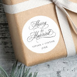 Frohe und Verheiratete Neugeburten Weihnachten Runder Aufkleber<br><div class="desc">Elegantes und romantisches Wirbles Kalligrafieschrift "Merry & Verheiratet" mit Namen und Jahr. Für eine weiter gehende Anpassung dieses Designs klicken Sie bitte auf den BUTTON BLAU DESIGN TOOL oben!</div>