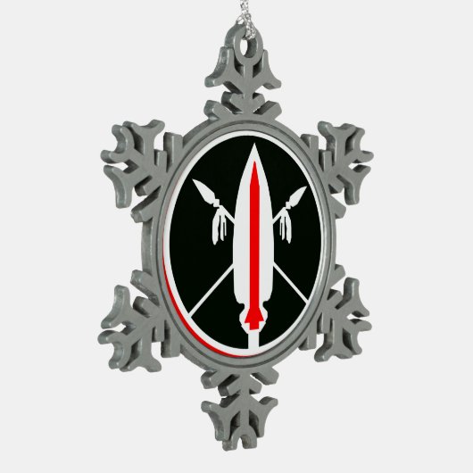 Frohe Weihnacht-Lanzen-Rakete Schneeflocken Zinn-Ornament (Links)